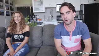 Грязная подростковая шлюха Мока Мора берет на себя два члена одновременно