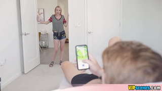 Petite stepsis uyaphulukana yakhe virginity nge-Bro