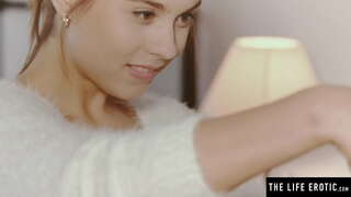 Симпатичная брюнетка эшләрегезне тикшереп күзәтүче артыннан көзгесендә вакытында мастурбации