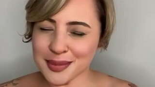 Седзячы на каленях мужа