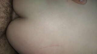 Тешко анални трах са секси девојком. Девојка узима велики пенис дубоко у своју уској дупе.