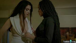 كبيرة في ورطة مثلية رئيسه عن طريق السوداء لها الموظف