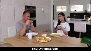 Mafana Tanora Latina Tanora Zana-Badiny Fianakaviana Firaisana Ara-Nofo Amin&#039;ny Stepdad Ao An-Dakozia