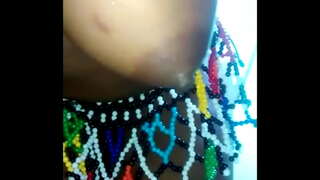 Schéinheet black setzt e dildo op mauer ze fueren