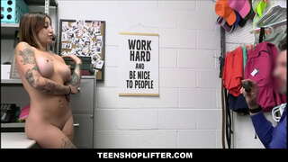 TeenShoplifter.com - Молодую Танцовщицу Менен Чоң Жопой На Шесте Поймали Карата Уурдоого Кошелька дүкөнүнөн