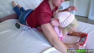 Sexy gamer Boba Ava Sinclaire uning o&#039;yin barglari va uning jazmani xo&#039;roz fucking boshlash va uni katta uning tits jum qiladi