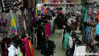 Ξανθιά έφηβος Χέιλι Μπαστούνι το πιπίλισμα κρουνός και να πάρει το μουνί γαμήσει άγρια ταυτόχρονα