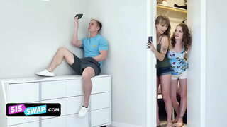 Siswap - Похотливые Ögey Bacı Aldadırlar, Öz Böyük Sərbəst qardaşları Və Трахают Onların divanda