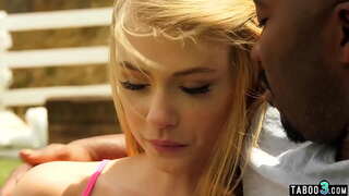 Gầy già đa chủng tộc bằng dượng trong vườn