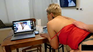 Ho scoprirlo spiare su di me mentre mi masturbo e lo faccio riempire il mio culo con il latte fino a che non trabocchi .....