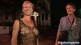 Naked sexy amaitéarach a bhfuil spraoi amháin ar an tsráid