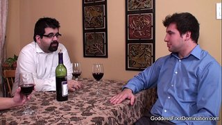 Footjob - බිරිඳ වැසුනු යටතේ මේසය ව්යාපාරික ගනුදෙනුවක්