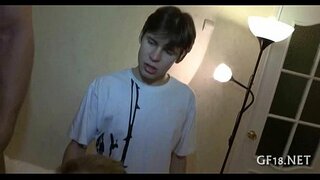 Ненормален човек с очила държи за ръка