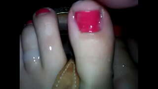 Rumaja nyokot sababaraha cum dina suku jeung sendal