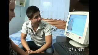 Ošklivá holka zvyšuje její dlouhé nohy.