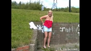 Blonde babe Lenas-wonke nudity kwaye busty flashing isixhosa girlfriends sibonisa