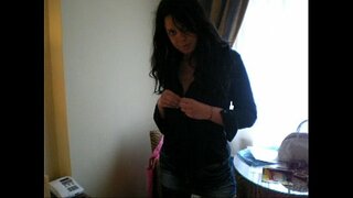 Italiaanse amatorial Lilly strook en masturbates