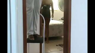 Ny vehivavy ao an-Jorony dia Mampiseho ny tsy panties eo amin&#039;ny Matoanteny