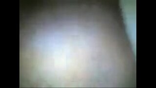 Domácí brunetka. dubna