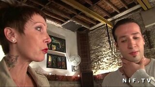 Մեծ сиськастая եւ փոքրիկ երգիչներ " երգչախումբը լավագույններից հասուն ֆրանսուհին ստանում է իր պիրկ էշի մուրճով