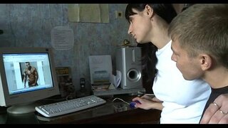 Bu chaqaloq oyoqlarini keng ochadi