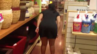 Culona вчить паноча і анус в магазині