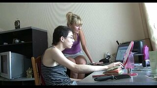 ���व्य किशोरों की लड़की खड़ा है कुत्ते शैली