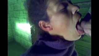 Cazzo di un nuovo marchio sotto la Pioggia, l'assunzione di un carico di sperma nella sua bocca