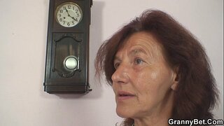 Ескі әжемді және баланы тігу