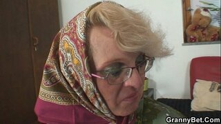 Ол жас бейтаныс адамды қуантады