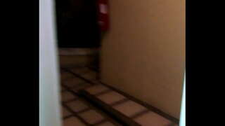 Vợ Già trong khách sạn với cửa mở giàu rên rỉ