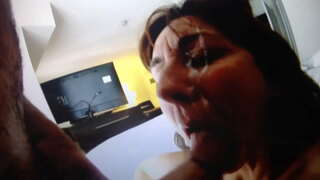 Cougar ludder tar en stor belastning på ansiktet hennes!