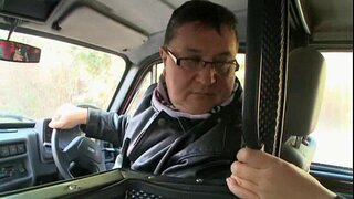 Hadjara يمسك تركب مع رجل عجوز