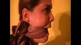 Majhne joške so v hlačne cev