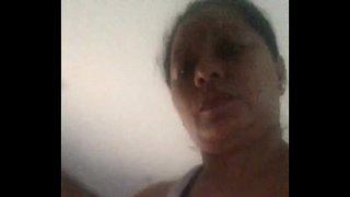 Masturbates foran kameraet