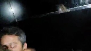 ƈ�妻子在摇摆的内和朋友吃它