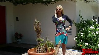 Sarah Vandella Ay Isang Tunay na MILF Kalapating mababa ang lipad