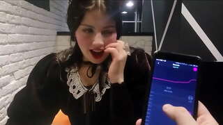 Noia és molestat per xicot amb ohmibod en restaurant