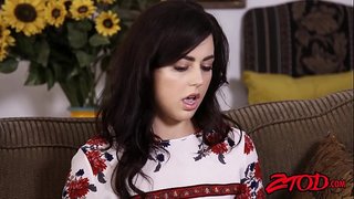 Mahasarika Julia Ann sy i Whitney Fotsy manazava ny akoho lehibe