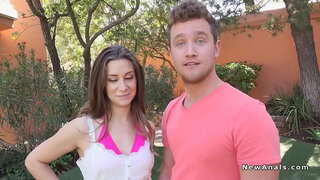 זוג מזדיין אנאלי בחצר האחורית