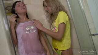 Dve lesbian teens so pravi orgazem z analni dildo v tuš