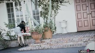 Lehibe titted realtor teen mahatonga ny azo antoka dia mivarotra ny trano