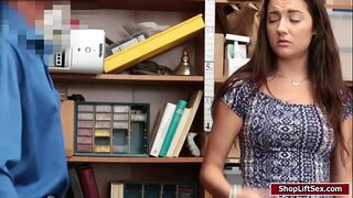 LP oficiro lekas kaj fucked Lily Adams malseka pussy en doggystyle