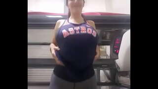 тошто укш грудастый