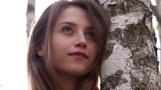 Matam-is nga batan-ong babaye Nicolina removes sa iyang mga bisti diha sa mga kakahoyan