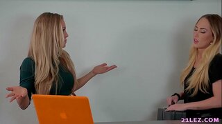 Vehivavy miray amin&#039;ny vehivavy Mpandraharaha nahazo tratra sexy mpitsikilo