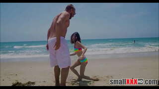 Маладая І Мініяцюрная Малюсенькая Дзяўчына Язмін Грэй Расцягвае Маленькую Шапіках Велізарным Членам Хлопца З Пляжу