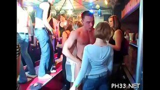 Dubbar knullade kinder i hot innebär