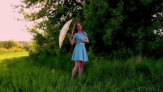 Ukrainska skönhet Canara undressing utomhus