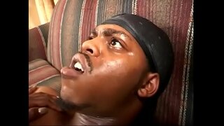 Tino redhaired tiakarete tamaiti Kelly Kingi i coughed kāpeti wai i roto i tona mangai i muri i te jamming tona twat huruhuru